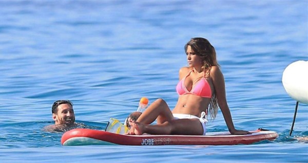 Antonella Roccuzzo enamora con su figura en Ibiza