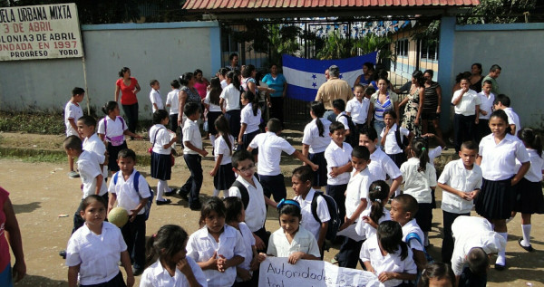 Padres se toman escuela progreseña exigiendo más maestros