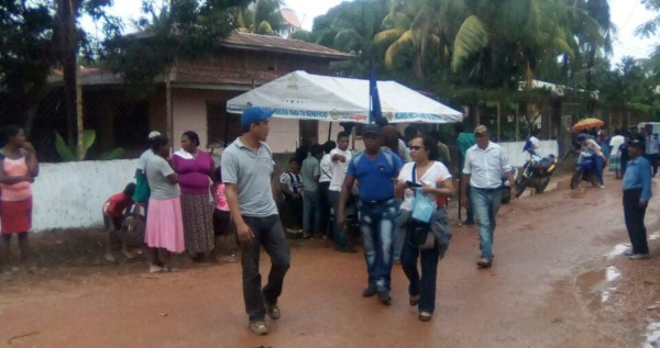Lluvia no detiene a votantes en Gracias a Dios
