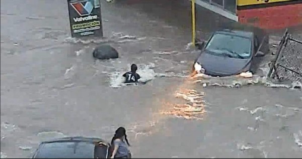 Video Viral: mujer es ‘tragada’ por una alcantarilla en Culiacán