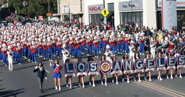 Millones de pétalos y semillas enamoran en Desfile de las Rosas