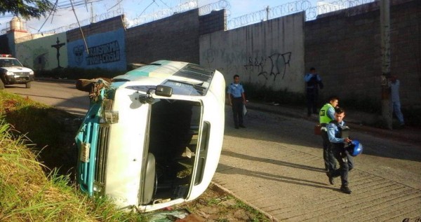 Cinco heridos tras volcarse microbús en Tegucigalpa