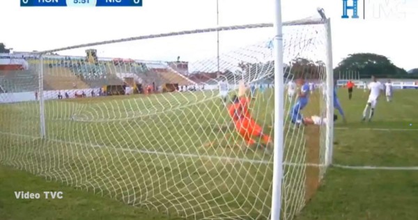 Video: La espectacular atajada de 'Buba' López en el inicio del Honduras - Nicaragua