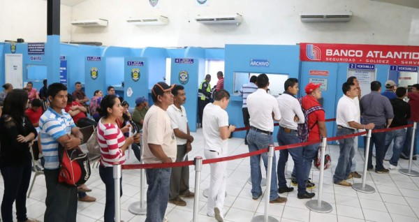 Siguen sin material para licencias