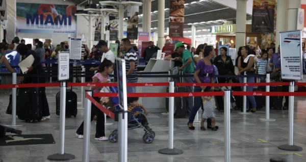 Más de 280,300 viajeros transitan por terminales aéreas esta época