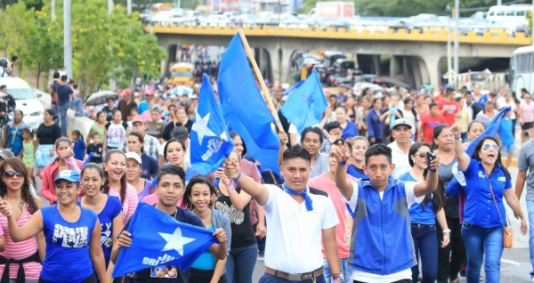 Azules se movilizan en la entrega de planillas del Partido Nacional