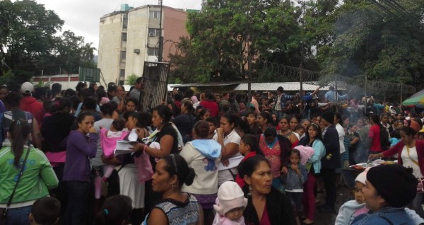 Multitud en San Pedro Sula para reclamar bono 10,000