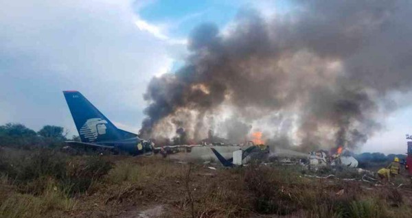 Aeroméxico despide a pilotos de avión accidentado en Durango