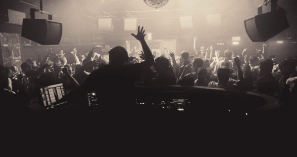 Mujer da a luz en plena discoteca y de regalo le dan entradas gratis de por vida a su bebé