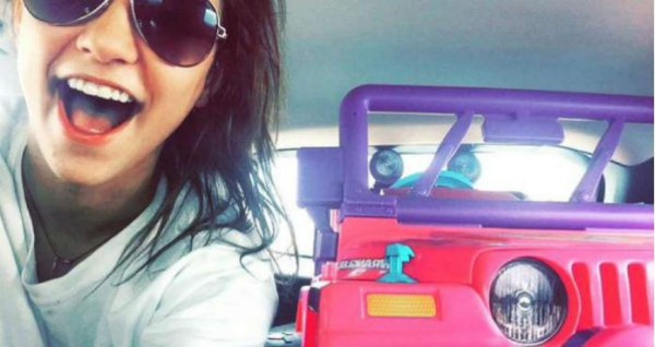 Le suspenden licencia y ahora maneja jeep de Barbie