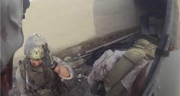 Este soldado americano recibió un impacto de bala directo en su cabeza y gracias a su casco sobrevivió. Foto YouTube.