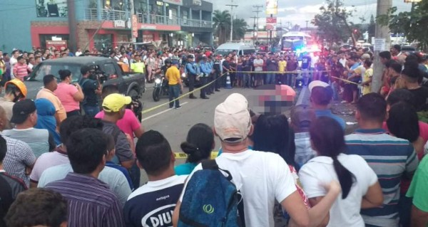 Matan a cuatro hombres frente a centro comercial de Villanueva, Cortés