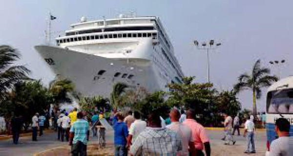 Barco que chocó contra el muelle de Roatán zarpó para continuar su travesía