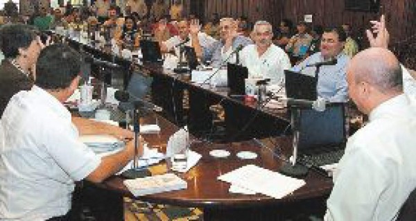 La Corporación viola la ley al no sesionar