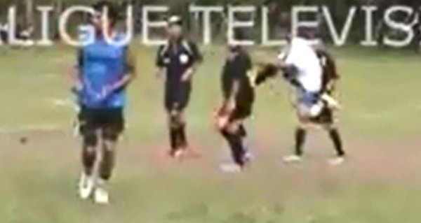 Video: Árbitro recibe brutal patada por futbolista en Honduras