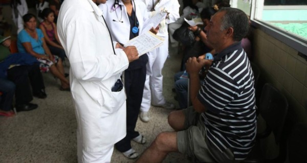 Salud contrató a dos médicos falsos y hasta atendieron pacientes