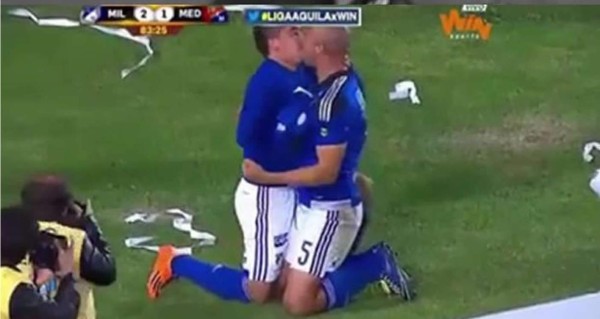Jugadores en Colombia celebran gol besándose