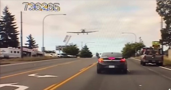 VIDEO: Avión aterriza de emergencia en carretera de EEUU