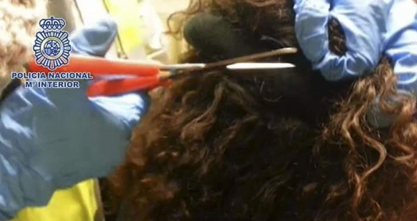 Detienen a una mujer con un kilo de cocaína oculto bajo una peluca