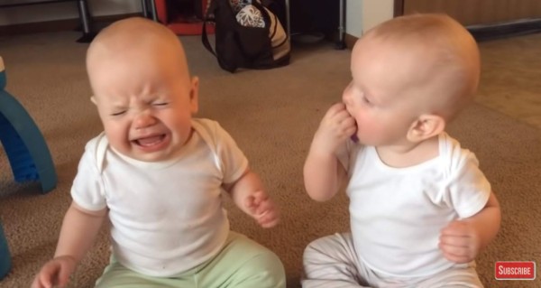 Video viral: Dos bebés gemelas se pelean por un chupete y enamoran las redes sociales