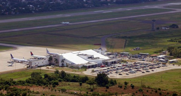 Adheridos al cuerpo, joven buscaba sacar dólares de aeropuerto