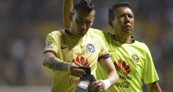 Video: Aficionado casi lesiona a futbolista del América