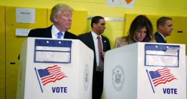 ¿Trump no confía en Melania? La foto viral de las elecciones