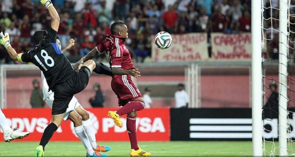 Video: El tremendo error de Leverón por el que Honduras encajó un gol