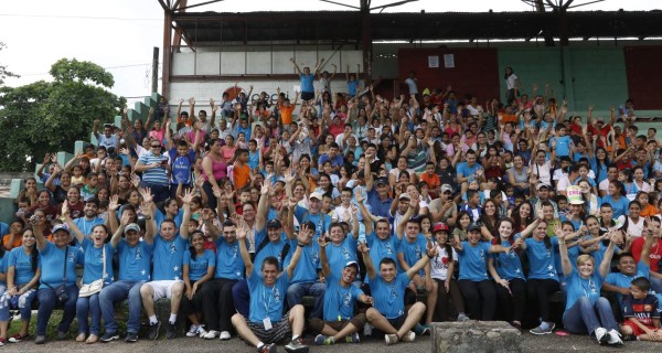 Roger Espinoza comparte con niños de Santa Bárbara