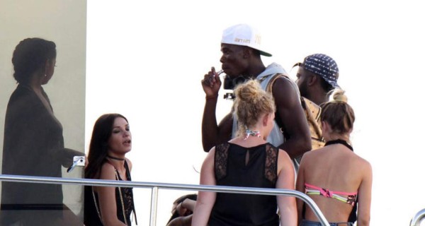 Pogba fue cazado fumando en un yate