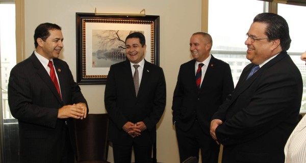 Presidente de Honduras aboga por reencuentro de padres con sus hijos