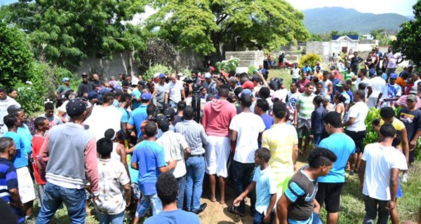 Entierran a adolescente que afirmaban 'estaba viva'