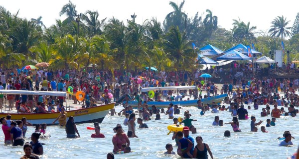 50,000 turistas colman las bellas playas de Tela
