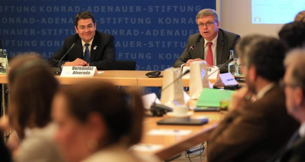 Presidente explica en Alemania importancia del Plan Alianza