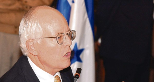 Gobierno amplía contrato a Robert Meyering