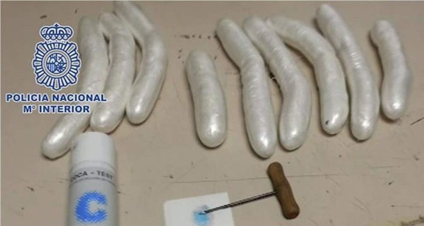 a mujer tenía distribuida la droga en nueve paquetes, cosidos y sujetos a la base del pelo artificial.