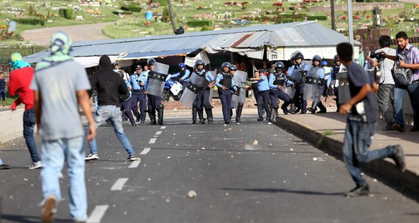 Estudiantes y policía se enfrentan en la Unah