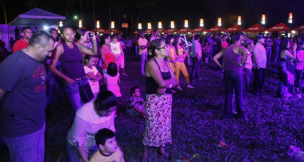 Más de 35 mil personas esperan en Plaza Juniana