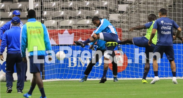 Selección de Honduras reconoce el césped del BC Place