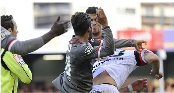 Vídeo: Jugador en Bélgica es expulsado por dar un puñetazo a su rival