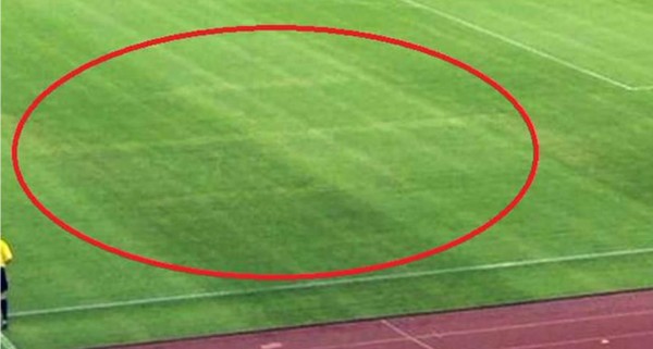 Captan símbolo nazi en el césped del juego Croacia - Italia