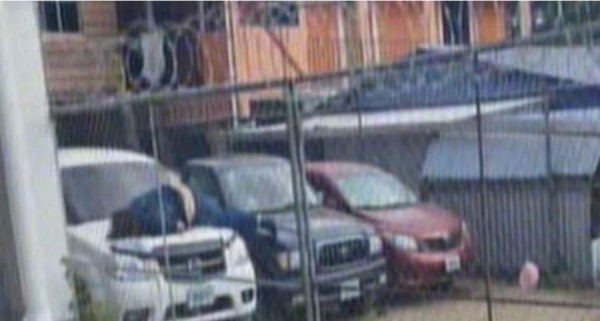 Acribillan a dos personas en el interior de un autolote