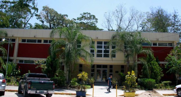 Después de dos años vuelve a funcionar edificio de la biblioteca en la Unah-vs