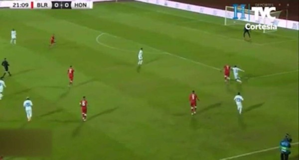 Video: Terrible error de Maynor Figueroa y Bielorrusia abre el marcador ante Honduras