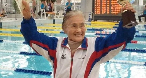 Japonesa de 100 años rompe récord de natación