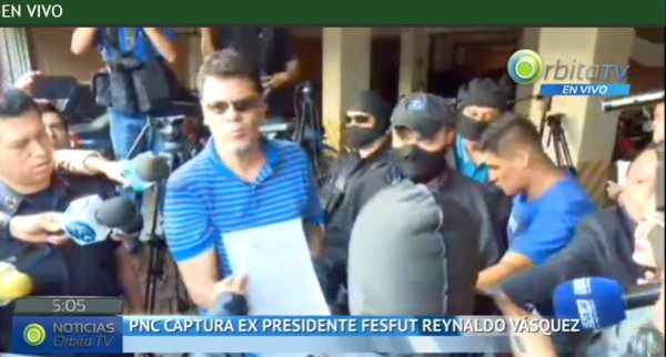 Reynaldo Vásquez, expresidente de la Federación Salvadoreña de Fútbol, en su presentación en la División Central de Investigacones de la Policía Nacional Civil tras ser capturado. Foto de Órbita TV