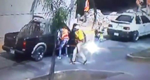 Captura de pantalla del momento en que los sujetos despojan de sus pertenencias a los ocupantes del vehículo.