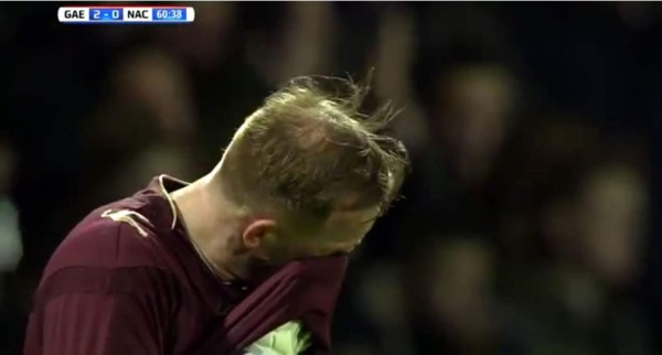 Perdió a su madre y los hinchas rivales le cantaron en pleno partido