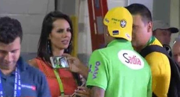 Neymar 'hipnotizó' a bella aficionada