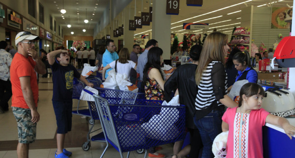 Compradores de última hora abarrotan los comercios